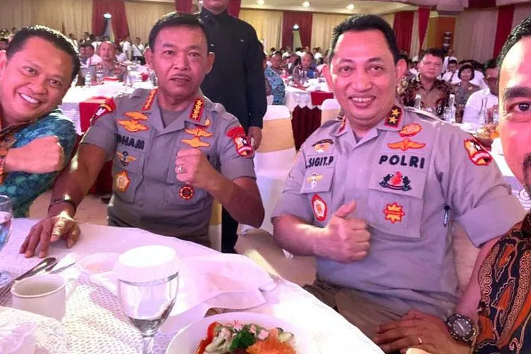 Ketua MPR, Bambang Soesatyo foto bersama Kapolri Jenderal Idham Azis, Kabareskrim  Irjen (Pol) Listyo Sigit Prabowo, dan Wakil Ketua Komisi III DPR, Ahmad Sahroni di Mabes Polri, Jakarta, Senin (16/12/2019)/Dok pribadi