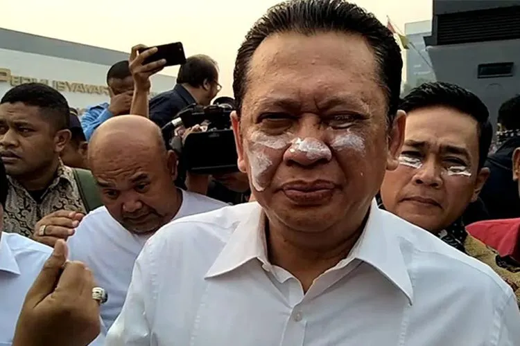 Ketua DPR, Bambang Soesatyo terkena gas airmata saat temui massa mahasiswa di depan gedung DPR, Jakarta, Selasa (24/9/2019)/Ayojakarta.com
