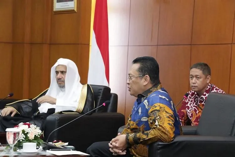 Ketua MPR, Bambang Soesatyo saat menerima kunjungan Sekretaris Jenderal Liga Muslim Dunia (Rabithah Al Alam Al Islami), H.E. Sheikh Mohammed bin Abdulkarim Al Issa di Gedung MPR RI, Jakarta, Kamis (27/2/2020). (Ketua MPR RI)
