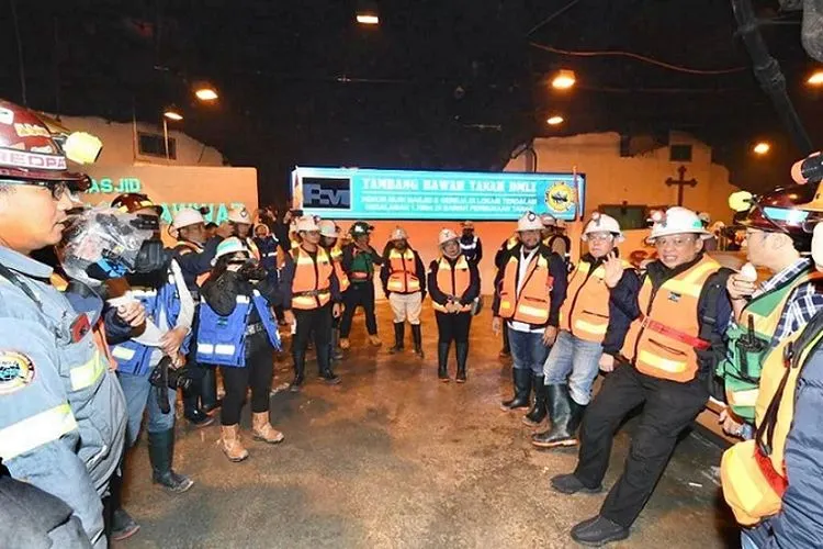 Ketua MPR, Bambang Soesatyo bersama rombongan di perut bumi pertambangan Freeport, Tembagapura, Papua (Ketua MPR)