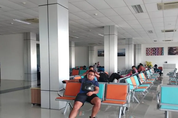 Penumpang di Bandara Ranai, Natuna, menunggu resah di ruang tunggu bandara (20/9/2019)/Antara