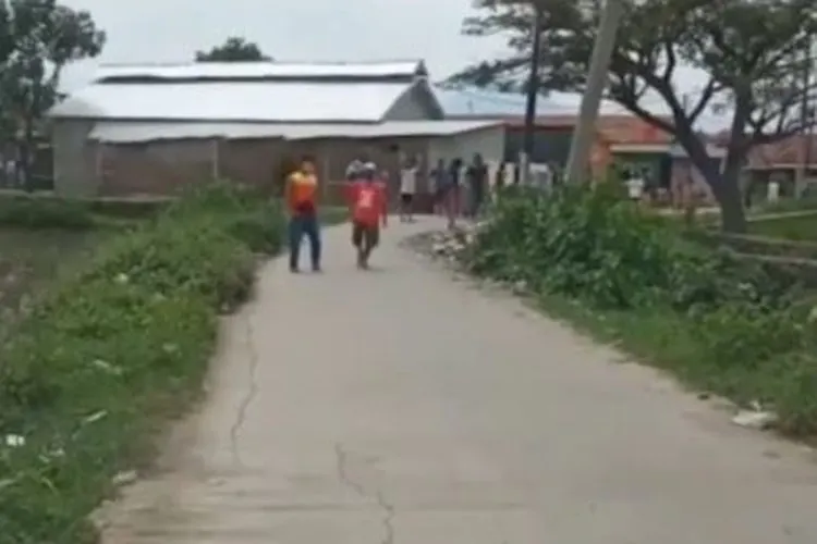 Tangkapan layar video warga yang diduga menolak pemakaman jenazah yang meninggal akibat virus corona. (Istimewa)