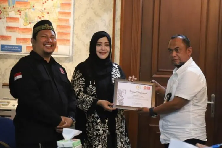 Ketum Bang Japar Fahira Idris bersama Kepala Suban Kesbangpol Jakut Iyan Sopian Hadi/utara.jakarta.go.id