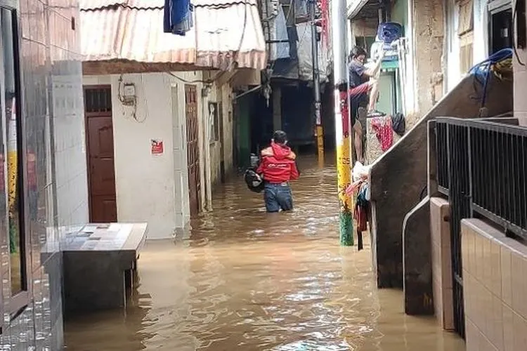 Suasana banjir akibat luapan Sungai Ciliwung, di Kebon Pala, Jakarta Timur, Selasa (22/9/2020). (Suara.com/Bagaskara Isdiansyah)