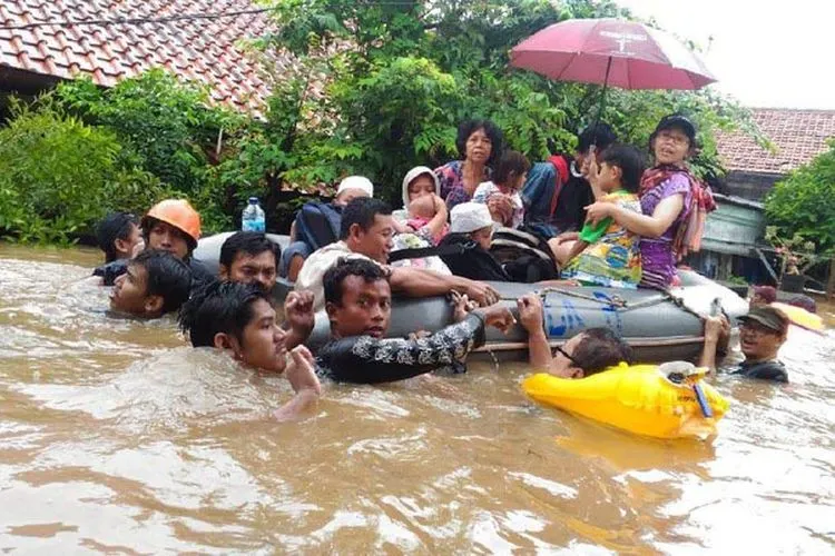 Ilustrasi warga terdampak banjir dievakuasi ke tempat lebih aman.