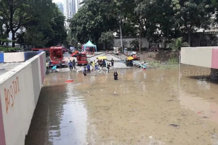 Banjir Underpass Kemayoran. (Suara.com/Novian)
