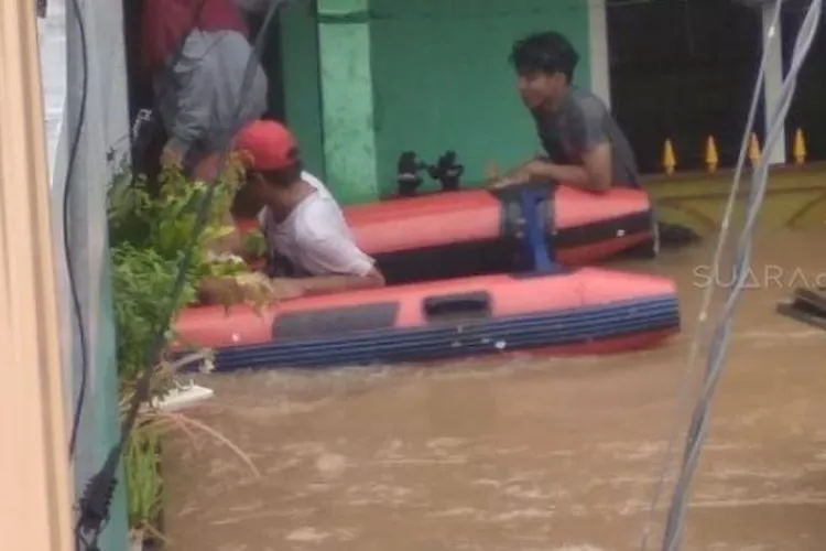 Banjir di kawasan Cipinang, Jakarta Timur (Suara.com/Yosea Arga Pramudita)