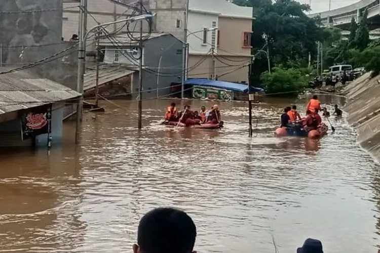 Banjir merendam Kawasan Cipinang Melayu, Jakarta Timur, Rabu (1/1/2020). (Suara.com/Yosea Arga Pramudita)