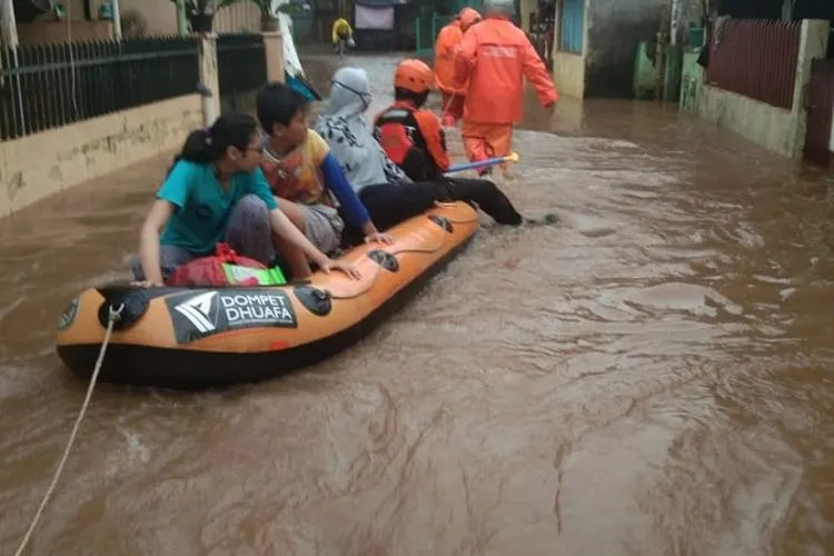 Evakuasi warga terdampak banjir (DMC Dompet Dhuafa)