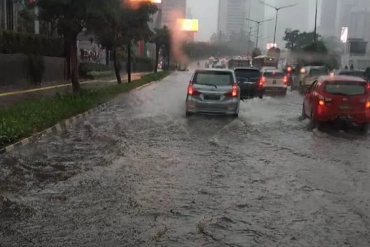 Banjir di depan Plaza Senayan (Istimewa)