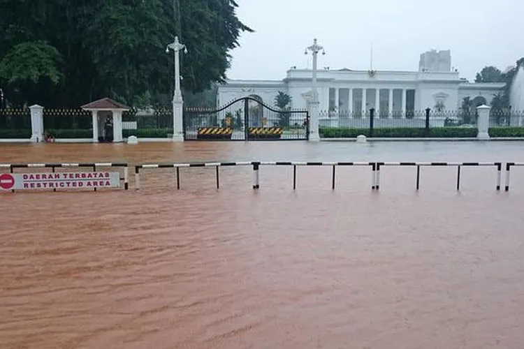 Istana Negara di Jalan Medan Merdeka Utara, Jakarta Pusat terkepung banjir akibat hujan yang mengguyur Jakarta terus menerus, Senin (9/2/2015).(Antara Foto/Fanny Octavianus)
