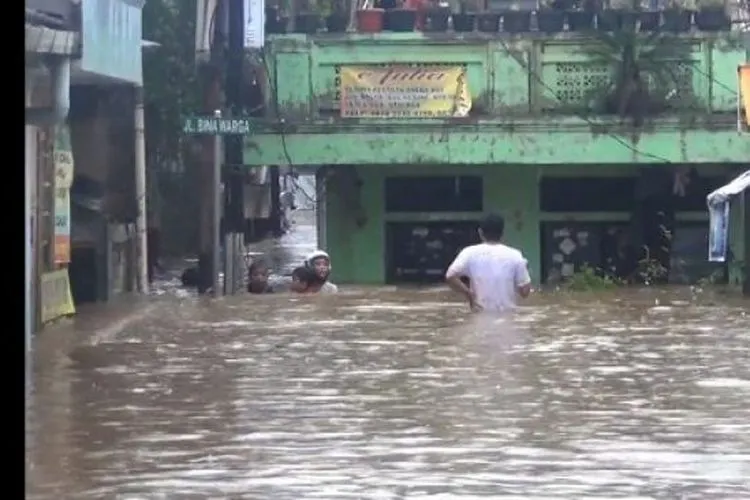 Sebagai Ilustrasi: Suasana banjir di wilayah Rawajati, Pancoran, Jakarta Selatan, Rabu (1/1/2020). (Suara.com/Ria Rizki)