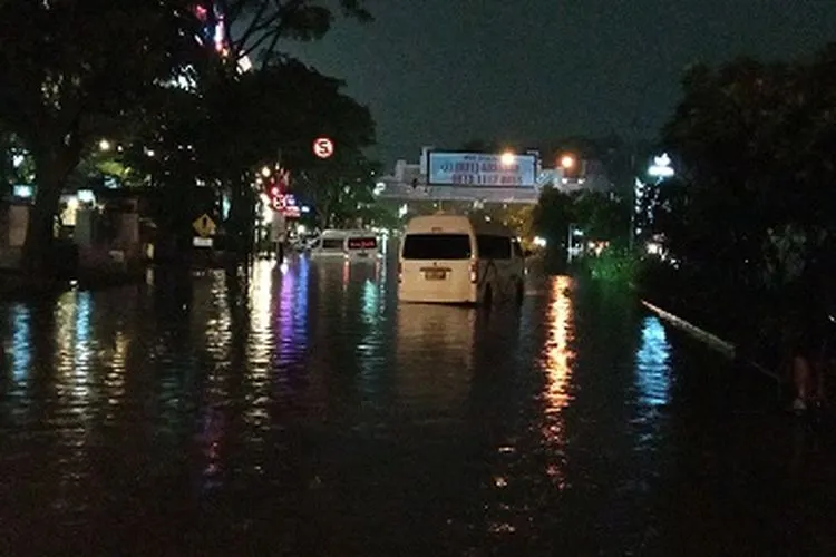 Depan Mal BTC Pasteur Jalan Dr. Djunjunan, Kota Bandung, banjir. (Ayobandung/Fichri Hakiim)