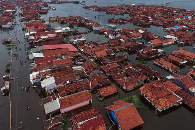 Kondisi banjir di Pekalongan berangsur surut, tapi sejumlah titik di kawasan utara Pekalongan masih tergenang banjir dengan ketinggian sekitar 30 centimeter-1 meter. ( Antara / Harviyan Perdana Putra )