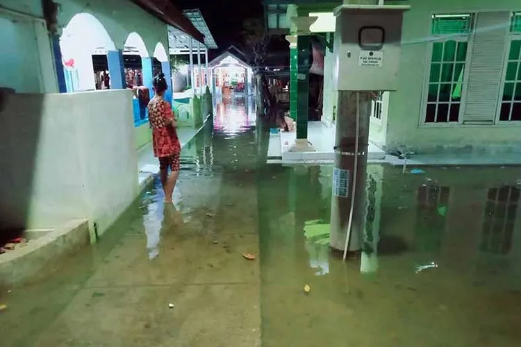 Banjir rob menggenangi sejumlah permukiman penduduk di kawasan pesisir Cirebon. (istimewa)