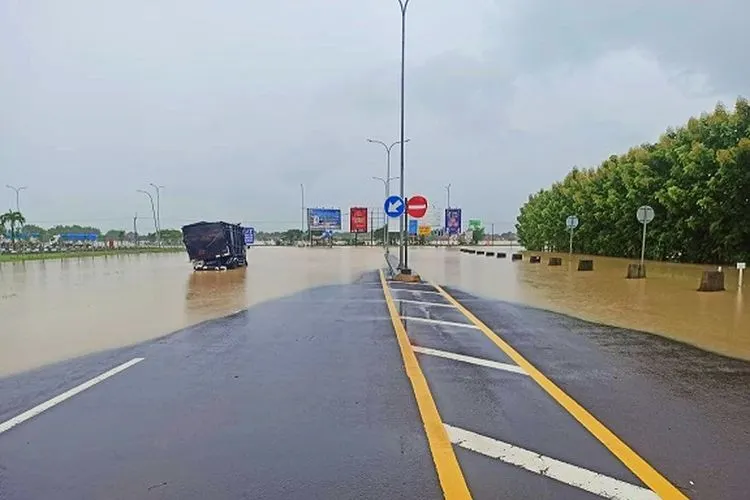 Banjir di Kertajati & Kadipaten, Kabupaten Majalengka, membuat GT Kertajati Tol Cipali Ditutup. (ist)