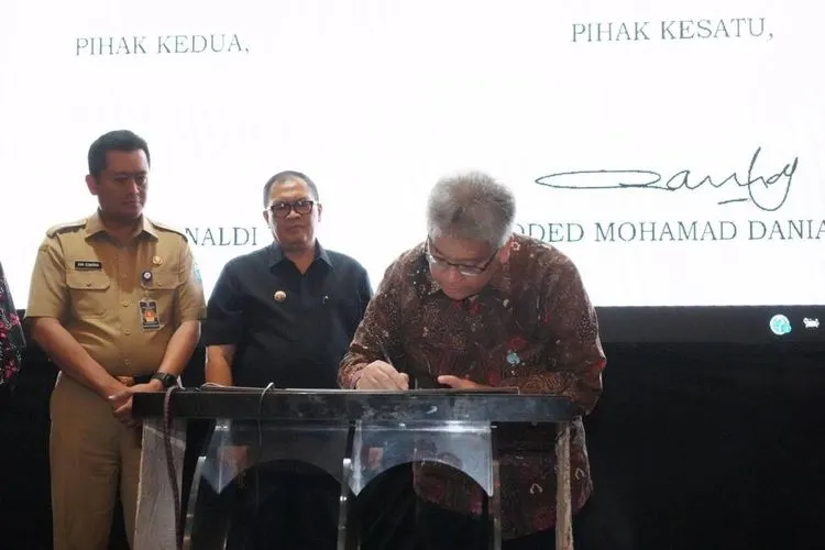 Penandatanganan Nota Kesepahaman (MoU) perihal Pengembangan Kompetensi Pegawai Negeri Sipil di lingkungan Pemerintah Daerah Kota Bandung yang dilakukan oleh Direktur Utama bank bjb Yuddy Renaldi dan Wali Kota Bandung Oded M. Danial di Hotel Papandayan Bandung, Selasa (18/2/2020). (istimewa)