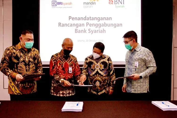 Direktur Utama PT Bank BNI Syariah, Abdullah Firman Wibowo (kiri); Direktur Utama PT Bank BRIsyariah Tbk, Ngatari (kedua kiri); dan Direktur Utama PT Bank Syariah Mandiri, Toni EB Subari (kanan); disaksikan oleh Ketua Project Management Office sekaligus Wakil Direktur PT Bank Mandiri (Persero) Tbk, Hery Gunardi (kedua kanan) dalam penandatanganan Rancangan Penggabungan Bank Syariah di Jakarta, Senin (20/10).  --------- Artikel ini sudah Terbit di AyoJakarta.com, dengan Judul 3 Bank Syariah Papan Atas Merger