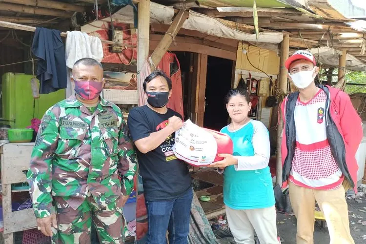 Gugus Muda COVID-19 Pimpinan Pusat Pemuda Muhammadiyah menyerahkan bantuan di lingkungan RT 03 RW 02 Kelurahan Pondok Cabe Ilir, Pamulang, Tangerang Selatan, Banten, Minggu (14/6/2020)