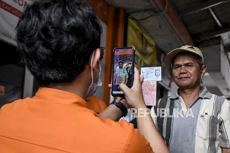 Petugas PT Pos memeriksa data diri warga saat penyaluran bantuan sosial (bansos) tunai (ilustrasi). Warga Kota Depok, Jawa Barat mulai mendapatkan bansos tunai dari Kementerian Sosial. Foto: ABDAN SYAKURA/REPUBLIKA