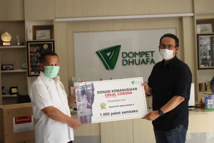 Kantor Wilayah Direktorat Jenderal Pajak (DJP) Jakarta Selatan II mendonasikan Rp300 juta lewat Dompet Dhuafa. Uang sumbangan ini dikonversi menjadi 1.000 paket kebutuhan pokok alias sembako yang akan dibagikan ke masyarakat miskin di wilayah Kanwil DJP Jakarta Selatan II.  (Dok. Dompet Dhuafa)