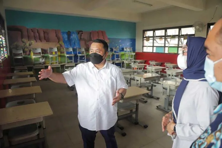 Wali Kota Jakarta Utara Sigit Wijatmoko memantau pendistribusian Bantuan Sosial Tunai (BST) di Warakas, Jakarta Utara/dok: utara.jakarta.go.id