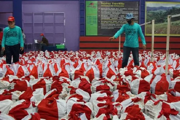 Distribusi bantuan sembako dari Kementerian Sosial. (Kemensos)