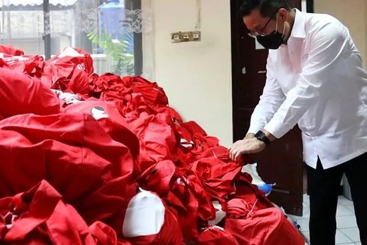 Mensos Juliari Batubara sedang memperhatikan kemasan paket bansos untuk warga terdampak Covid-19/ instagram kemensos RI