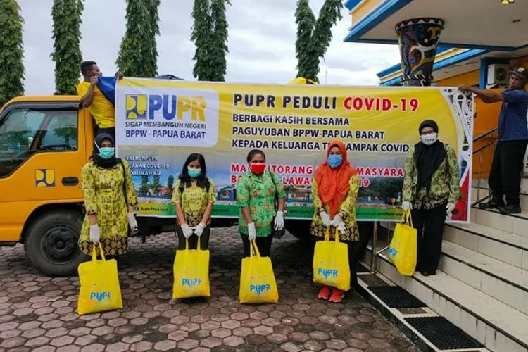 Penyaluran Bansos PUPR Peduli COVID-19 di Papua Barat. (Dok. Birkom PUPR)