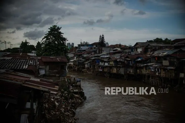 ilustrasi warga di bantaran sungai / Foto: Republika/Thoudy Badai