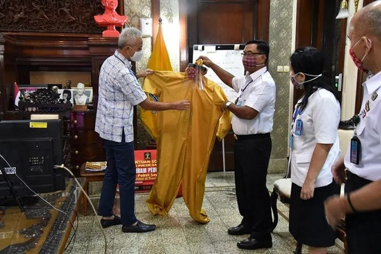 Kanwil Kemenkumham Jawa Tengah memberikan bantuan untuk penanganan Covid-19 di rumah dinas Gubernur Jateng, Rabu (29/4/2020). (dok)