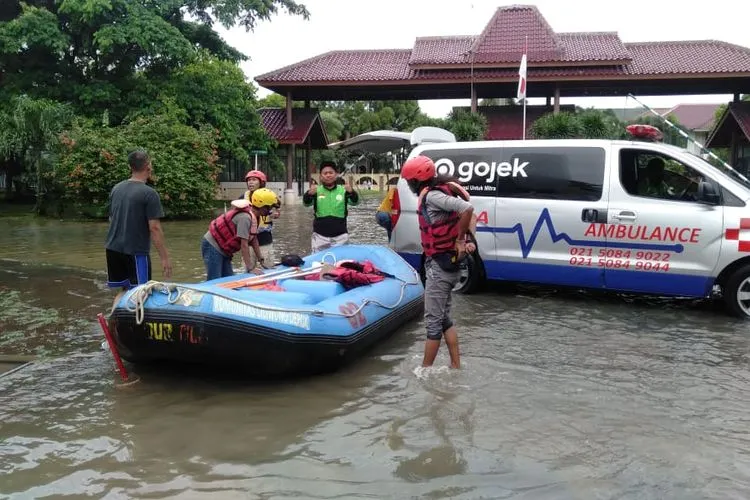 Tim Gojek turun ke beberapa lokasi banjir di Jakarta dan sekitarnya, serta mengevakuasi setidaknya 105 jiwa terdampak banjir beserta keluarganya.