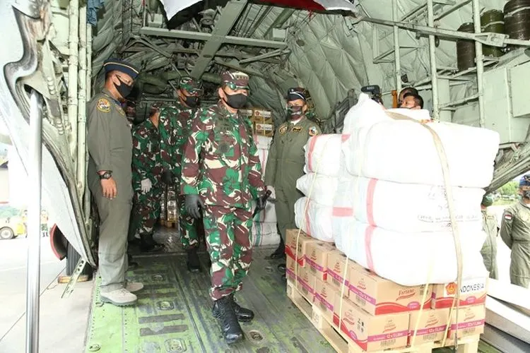 Pesawat Hercules C130 seri A1318 milik TNI AU angkut bantuan kemanusiaan ke Fiji (Puspen TNI)