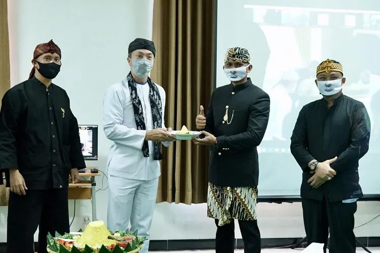 Pemkot Bogor secara simbolis memberikan bantuan kepada 538 KK saat HUT Bogor/ dok
