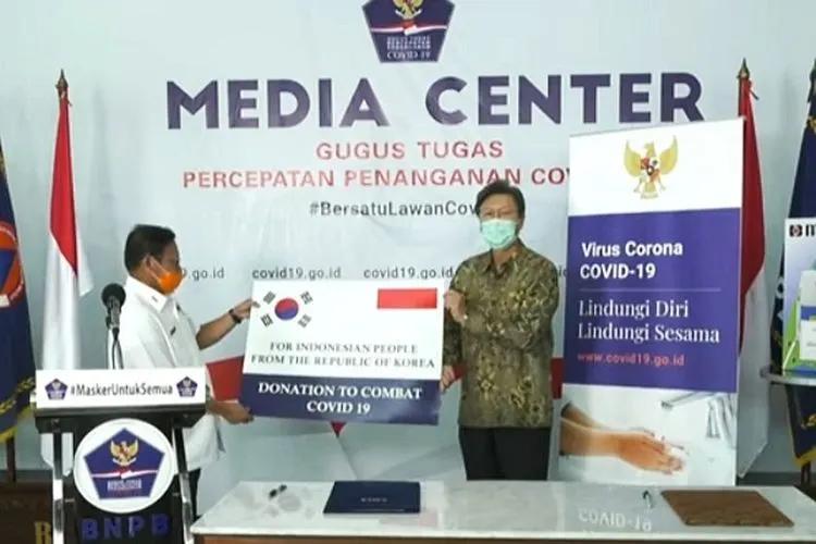 Duta Besar Korea Selatan untuk Indonesia, Kim Chang Beom, menyerahkan bantuan untuk menanggulangi wabah COVID-19 di Indonesia. (Dok. BNPB)
