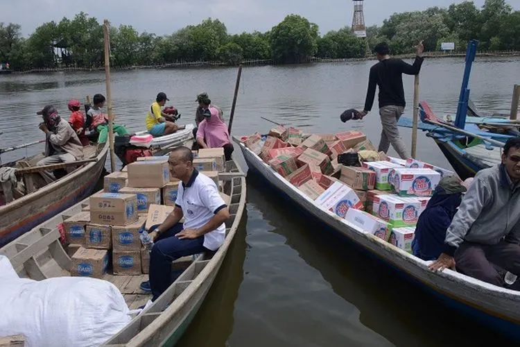Bantuan Kowal Lantamal III untuk desa binaan di Kabupaten Bekasi diangkut menggunakan perahu. (Dok. Dispen Lantamal III)