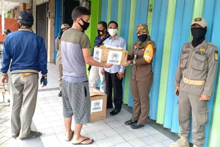 Para pencari suaka mendapatkan bantuan baju layak pakai untuk dewasa dan anak/ ist
