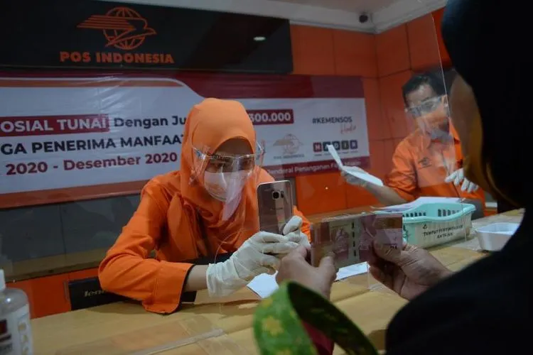 ilustrasi:bansos - Petugas memotret identitas penerima bantuan sebagai tanda bukti saat Penyaluran Bantuan Sosial Tunai (BST), di Kantor Pos, Jalan PHH Mustofa, Kota Bandung, Rabu (5/8/2020). BST dengan jumlah Rp 300.000 itu diberikan kepada Keluarga Penerima Manfaat (KPM).  Foto: Republika/Edi Yusuf