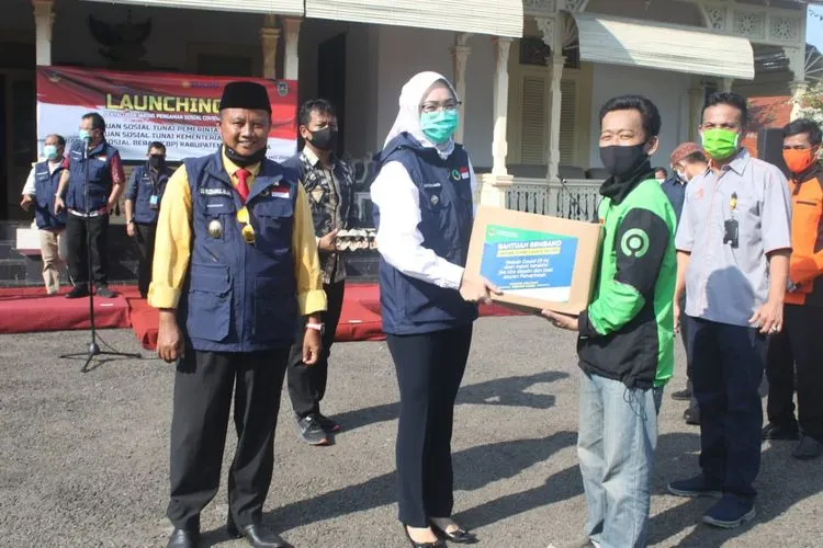 Bupati Purwakarta saat memberikan bantuan kepada warga terdampak Covid-19