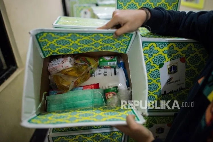 Petugas menyerahkan bantuan sembako (ilustrasi). Pemerintah Provinsi (Pemprov) DKI Jakarta telah mengumpulkan ratusan ribu paket bantuan bagi warga rentan miskin yang terdampak pandemi virus corona, terutama selama Ramadhan.  Foto: Republika/Thoudy Badai
