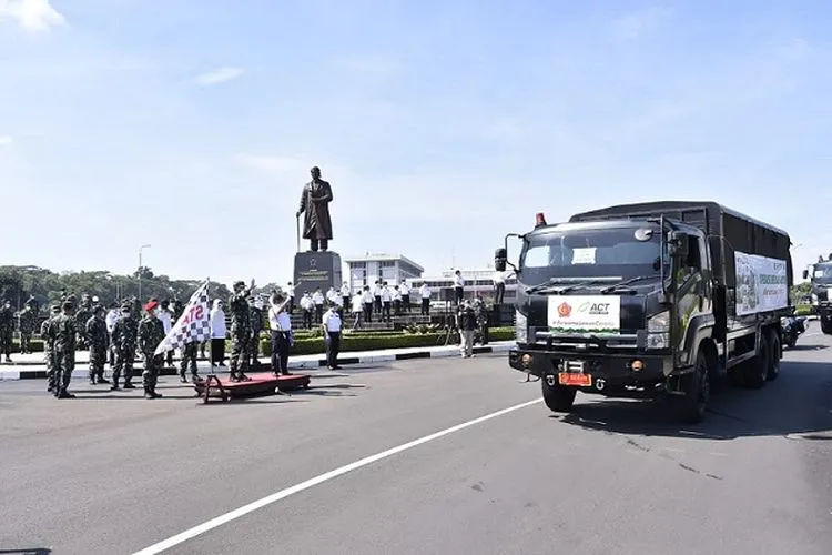 Bantuan kemanusiaan TNI bersama ACT (Puspen TNI)