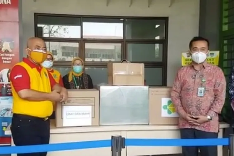 Wali Kota Bekasi Rahmat Effendi (kiri), menerima bantuan ventilator dari Kemenkes / instagram