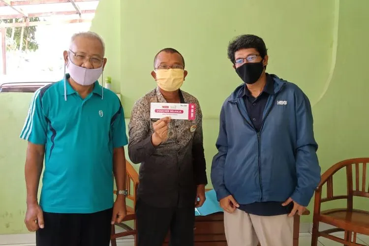 Aksi sosial warga memberikan voucher sembako bagi mereka yang membutuhkan/Eza Humas Pemkot Bekasi