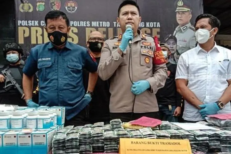 Barang bukti eximer dan tramadol dalam pengungkapan kasus di Mapolsek Cipondoh, Tangerang, Senin (21/12/2020). [Suara.com/Haiwul Alwan]