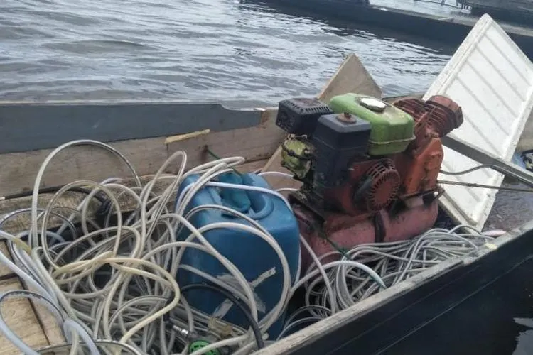 KKP Tangkap Basah 4 Pelaku Bom Ikan di Perairan Sulteng (Republika)