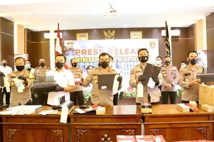 Kapolda Jateng Irjen Pol Ahmad Luthfi (tengah) bersama Dirreskrimsus Polda Jateng Kombes Pol Johanson Ronald, dan Kabidhumas Polda Jateng Kombes Pol Iskandar Fitriana Sutisna, menunjukkan barang bukti dalam jumpa pers di Mapolda Jateng, Senin (8/2/2021). (dok Humas Polda Jateng)