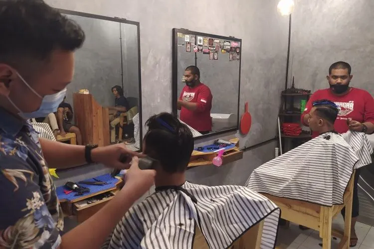 Barberman Barbercastle saat memangkas rambut pelanggannya (ayosemarang.com/Vedyana)