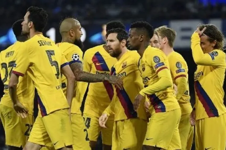 Para pemain Barcelona merayakan gol Luis Suarez dari titik penalti ke gawang Napoli dalam laga Liga Champpions di Camp Nou. LLUIS GENE / AFP