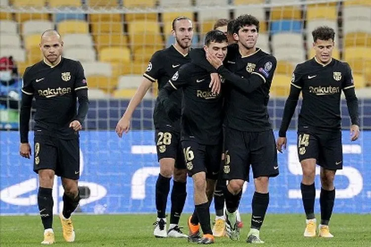 Martin Braithwaite (kiri) mengemas dua gol untuk membawa Barcelona melenggang ke babak 16 besar Liga Champions setelah mengalahkan tuan rumah Dynamo Kiev 4-0 dalam laga keempat Grup G di Stadion NSK Olympiyskiy, Kiev, Ukraina, Rabu dini hari WIB . (Foto: EPA-EFE/SERGEY DOLZHENKO)