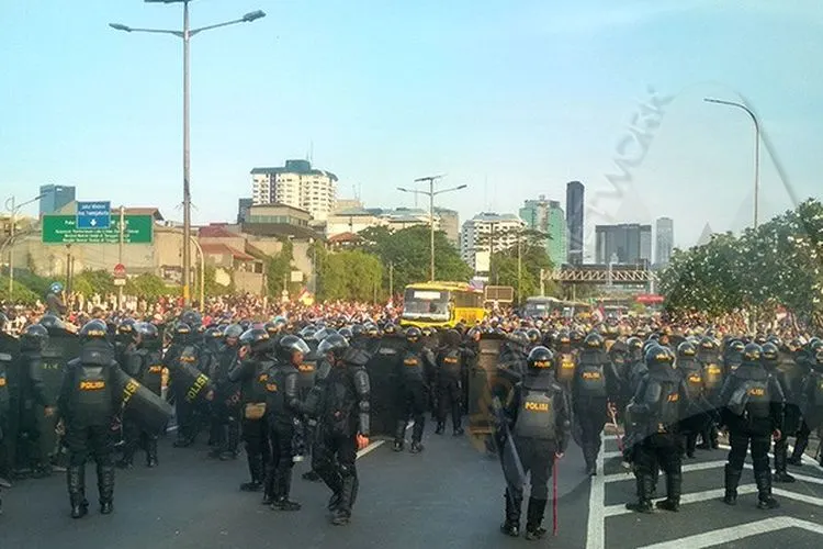 Barikade polisi mengamankan unjuk rasa di depan Gedung DPR RI, Senin (30/9/2019)/Ayojakarta.com